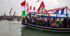 Nelayan di Carita, Pandeglang, saat hendak melakukan larung saji dalam acara ruat laut pada Minggu, 13 Juli 2025. (Sumber: POSKOTA | Foto: Samsul Fatoni)