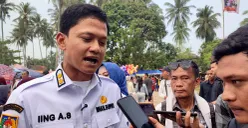 Wakil Bupati Pandeglang, Iing Andri Supriadi, saat hadiri acara pesta laut di Carita. (Sumber: POSKOTA | Foto: Samsul Fatoni)