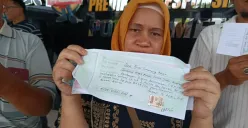 Laksmianti, 52 tahun, warga Rawabebek, Kecamatan Bekasi Barat, Kota Bekasi harus menelan pil pahit setelah menjadi korban penipuan kontrakan bodong. Ia mengalami kerugian hingga Rp 135 juta rupiah. (Sumber: Poskota/Nurpini Aulia Rapika)