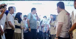 Kegiatan penyerahan simbolis kunci kepada 100 debitur dari bank bjb Pembiayaan Kredit Pemilikan Rumah Sejahtera FLPP di Provinsi Jawa Barat (Sumber: Dok. bank bjb)