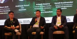 CEO NeutraDC Group Andreuw Th.A.F (kedua dari kiri) saat diskusi panel pada acara SIJORI - Cloud and Datacenter Convention 2025, di Singapura. (Sumber: Dok. Telkom)