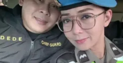 Polisi Wanita (Polwan) yang bertugas di Polda Bali, Aipda Ni Luh Putu Eka Purnawyanti bersama dengan I Nyoman Sariana alias Dede. (Sumber: TikTok/@elangbalix)