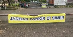 Warga menutup akses jalan menuju SMAN 6 Tangsel pada hari pertama sekolah pada Senin, 14 Juli 2025. (Sumber: Poskota/Primayanti Juli Kumala Manalu)