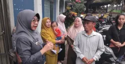 Bupati Pandeglang, Rd. Dewi Setiani saat meninjau kegiatan MPLS di sejumlah sekolah. (Sumber: Poskota/Samsul Fatoni)