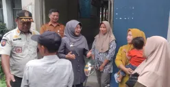 Disdikpora dan Bupati Pandeglang saat memantau kegiatan MPLS siswa baru di sejumlah sekolah, Senin, 14 Juli 2025. (Sumber: Poskota/Samsul Fatoni)