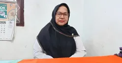 Suamirah, 65 tahun, wanita kelahiran Yogyakarta yang memilih mengabdi di pelosok Kabupaten Bekasi. Rambutnya yang kian memutih tak mengikis semangatnya mengabdi di dunia pendidikan. (Sumber: Poskota/Nurpini Aulia Rapika)