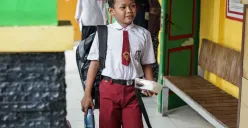 Ilustrasi - Aktivitas sejumlah siswa saat masuk sekolah salah satu SD Negeri. (Sumber: Poskota/Bilal Nugraha Ginanjar)