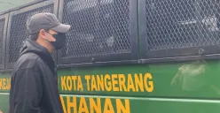 Pesinetron Jonathan Frizzy resmi dipindahkan ke Lapas Pemuda Kota Tangerang, Senin, 14 Juli 2025. (Sumber: Poskota/Primayanti Juli Kumala Manalu)