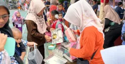 Situasi pembagian MBG kepada para wali murid baru di SDN Cakung Timur, 09 Pagi, Jakarta Timur, Senin, 14 Juli 2025. (Sumber: Poskota/Muhammad Tegar Jihad)