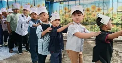 Momen murid SDIT Ash-Sholihah, Tambelang, Kabupaten Bekasi, saat MPLS, Senin, 14 Juli 2025. (Sumber: Poskota/Nurpini Aulia Rapika)