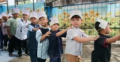 Suasana ceria dan penuh semangat mewarnai hari pertama pelaksanaan Masa Pengenalan Lingkungan Sekolah (MPLS) di SDIT Ash-Sholihah, Kecamatan Tambelang, Kabupaten Bekasi, Senin 14 Juli 2025. (Sumber: Poskota/Nurpini Aulia Rapika)