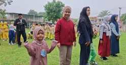 Seorang anak tampak antusias saat mengikuti kegiatan MPLS di Sekolah AMEC, Senin 14 Juli 2025. (Sumber: Poskota/Angga Pahlevi)