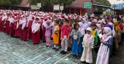 Siswa-siswi baru di SDN Cakung Timur 09 Pagi, Jakarta Timur, mengikuti upacara, Senin, 14 Juli 2025. (Sumber: Poskota/Muhammad Tegar Jihad)