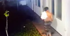 Tangkap layar rekaman CCTV yang menunjukkan penjaga kos, Siswanto, mengecek kamar Arya Daru Pangayunan.