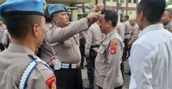 Anggota Provost Polres Serang memotong rambut anggota yang kedapatan tidak rapi. (Sumber: Propam Polres Serang)