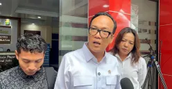 Wamenaker, Immanuel Ebenezer, mendampingi Hebben Tarnando, mantan pekerja PT Duta Palma Tower, yang dipanggil Polres Metro Jakarta Selatan pada Senin, 14 Juli 2025. (Sumber: POSKOTA | Foto: Ali Mansur)