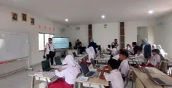 Siswa Sekolah Rakyat mengikuti sesi pemetaan talenta dengan menggunakan laptop dalam kegiatan MPLS di Sekolah Rakyat Menengah Pertama 10, Kabupaten Bogor, Senin, 14 Juli 2025. (Sumber: POSKOTA | Foto: Sekar Putri Andini)