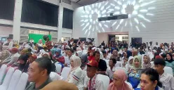 Para peserta didik Sekolah Rakyat Menengah Pertama 10 atau Sentra Terpadu Inten Soeweno, Kabupaten Bogor, bersama wali murid saat mengikuti kegiatan pembukaan MPLS pada Senin, 14 Juli 2025. (Sumber: POSKOTA | Foto: Sekar Putri Andini)