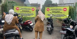 Akses jalan menuju SMAN 6 Tangsel masih ditutup pada hari pertama sekolah pada Senin, 14 Juli 2025. (Sumber: Poskota/Primayanti Juli Kumala Manalu)