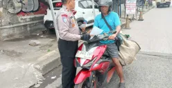 Kanit Lantas Polsek Cimanggis, Iptu Sucipto memberikan teguran kepada pengendara motor di Jalan Rajawali Samping Tol Cisalak, Cimanggis, Kota Depok, Senin, 14 Juli 2025. (Sumber: Poskota/Angga Pahlevi)