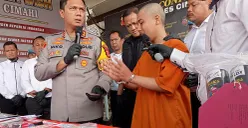 Polres Cimahi melaksanakan konferensi pers kasus pembuatan dan peredaran uang palsu di Mako Polres Cimahi, Jalan Amir Machmud, Rabu, 14 Juli 2025. (Sumber: POSKOTA | Foto: Gatot Poedji Utomo)