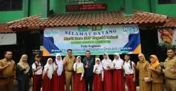 Wakil Wali Kota Bekasi, Abdul Harris Bobihoe, saat meninjau pelaksanaan MPLS di SMPN 1 Kota Bekasi, Senin 14 Juli 2025. (Sumber: Humas Pemkot Bekasi)