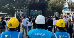 Tim siaga PLN memantau kondisi kelistrikan secara real time selama acara Stand Up Fest 2025 yang tengah berlangsung di Istora Senayan, Jakarta (Sumber: Dok. PLN UID Jakarta Raya)