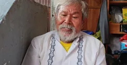 Daeng Andi Latif, 67 tahun, Ayah Daeng Andi Ade Irawan yang ditemukan tewas di aliran kali belakang RSUD Bekasi pada 16 tahun lalu, Selasa, 15 Juli 2025. (Sumber: Poskota/Nurpini Aulia Rapika)