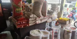 Pedagang beras di pasar tradisional Tomang Barat, Grogol Petamburan, Jakarta Barat, Selasa, 15 Juli 2025. (Sumber: Poskota/Pandi Ramedhan)