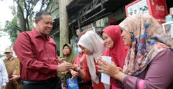 Wali Kota Bekasi, Tri Adhianto, meninjau penyaluran BLT DBHCHT di Kantor Kecamatan Jatiasih, Selasa 15 Juli 2025. (Sumber: Humas Pemkot Bekasi)