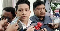 Kuasa hukum Ibrahim Arif, Indra Haposan Sihombing, saat menyampaikan keterangan kepada wartawan di Kejagung, Jakarta Selatan, Selasa, 14 Juli 2025. (Sumber: POSKOTA | Foto: Ali Mansur)