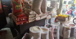 Tumpukan beras yang dijajakan di salah satu kios pasar tradisional Tomang Barat, Grogol Petamburan, Jakarta Barat, Selasa, 15 Juli 2025. (Sumber: Poskota/Pandi Ramedhan)