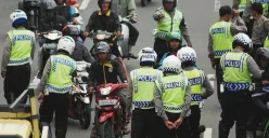Ilustrasi Polisi sedang melakukan penilangan (Sumber: Pinterest)