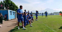 Suasana latihan skuad Persib Bandung di lapangan Pendamping Stadion GBLA, Kota Bandung, Selasa 15 Juli 2025. (Sumber: POSKOTA | Foto: Gatot Poedji Utomo)