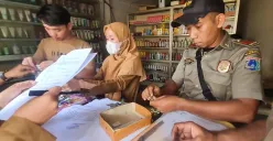 Satpol PP Jakbar merazia sejumlah toko kosmetik yang menjual obat-obatan keras, Selasa, 15 Juli 2025. (Sumber: Poskota/Pandi Ramedhan)