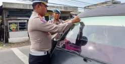 Sejumlah anggota Polres Pandeglang, saat menggelar operasi patuh maung 2025 di Jalan Raya Serang-Pandeglang, tepatnya di Kecamatan Cadasari, Selasa, 15 Juli 2025. (Sumber: Dok. Polres Pandeglang)