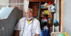 Daeng Andi Latif, 67 tahun, Ayah Daeng Andi Ade Irawan yang ditemukan meninggal di aliran kali belakang RSUD Bekasi masih menunggu keadilan sejak 2009, Selasa, 15 Juli 2025. (Sumber: Poskota/Nurpini Aulia Rapika)
