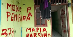 Penampakan kontrakan fiktif di Kelurahan Jakasampurna, Kecamatan Bekasi Barat, Kota Bekasi, pada Selasa, 15 Juli 2025, yang telah dihancurkan oleh kakak terduga pelaku. (Sumber: POSKOTA | Foto: Nurpini Aulia Rapika)