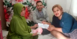 Ani (kiri/mengenakan kerudung) saat akad jual beli kontrakan dengan Karsih (kanan), terduga pelaku jual beli kontrakan fiktif. (Sumber: Istimewa)