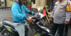 Ahmad Syafei saat akan membawa pulang motor Honda Beat usai diserahkan Kapolres Serang AKBP Condro Sasongko. (Sumber: Poskota/Rahmat Haryono)