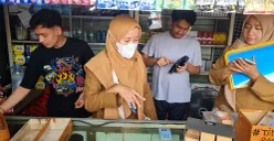 Satpol PP Jakbar merazia sejumlah toko kosmetik yang menjual obat-obatan keras, Selasa, 15 Juli 2025. (Sumber: POSKOTA | Foto: Pandi Ramedhan)