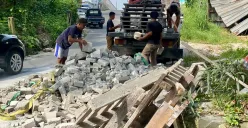 Truk bermuatan hebel yang sempat terperosok di jombang, Ciputat, Tangsel kini berhasil dievakuasi dengan alat berat pada Selasa, 15 Juli 2025. (Sumber: Poskota/Primayanti Juli Kumala Manalu)