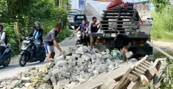Truk bermuatan hebel yang sempat terperosok di jombang, Ciputat, Tangsel kini berhasil dievakuasi dengan alat berat pada Selasa, 14 Juli 2025. (Sumber: POSKOTA | Foto: Primayanti)