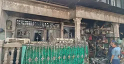 Satu unit rumah lantai dua di Jalan Gurame, Harapan Baru, Kecamatan Medan Satria, Kota Bekasi, dilahap si jago merah pada pukul 08.30 WIB, Rabu, 16 Juli 2025. (Sumber: Poskota/Nurpini Aulia Rapika)