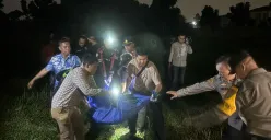 Polisi mengevakuasi mayat pria dengan luka mengenaskan pada bagian leher di lahan kosong Jalan Boulevard Bintaro Jaya, Kelurahan Pondok Jaya, Kecamatan Pondok Aren, Kota Tangerang Selatan, Selasa, 15 Juli 2025. (Sumber: Istimewa)