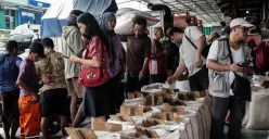 Pekerja mengangkat karung beras di Pasar Beras Cipinang, Jakarta Timur, Selasa, 15 Juli 2025. (Sumber: Poskota/Bilal Nugraha Ginanjar)