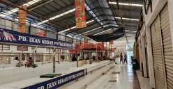 Kondisi Pasar Bersih Telaga Mas Bekasi kembali sepi sebulan lebih seusai dibuka kembali oleh Wali Kota Bekasi, Tri Adhianto, Rabu, 16 Juli 2025. (Sumber: Poskota/Nurpini Aulia Rapika)