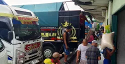 Sejumlah pekerja mengangkut beras di Pasar Induk Beras Cipinang, Jakarta Timur, Rabu, 16 Juli 2025. (Sumber: POSKOTA | Foto: Pandi Ramedhan)