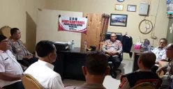 Kapolsek Beji, Kompol Josman Harianja menggelar Ngopi Kamtibmas bersama perwakilan UPT dan pedagang Pasar Kemiri Muka Beji, Kota Depok, Rabu sore, 16 Juli 2025. (Sumber: POSKOTA | Foto: Angga Pahlevi)