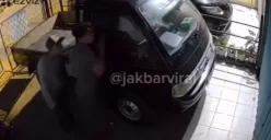Tangkap layar aksi pencurian mobil pikap terekam CCTV di kawasan Grogol Petamburan, Jakarta Barat.